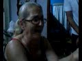 abuela sorprendida mirando video de florencia peña