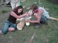 Im Rahmen des 72h Permakultur-Zertifikats-Kurses in Wels / OÖ, mit Joe Polaischer im Sommer 2007, wurde ein einfaches Strohballen-Haus errichtet. Es ist ein einfacher, rechteckiger Bau mit einem Flachdach, welches mit Kräutern und Sukulenten bewachsen soll. Nach dem sich der Bau 2 Monate setzen konnte, wurden die Strohballen mit einer dünnen Schicht Lehm versiegelt. Eine weitere Putzschicht aus einem Lehm / Sand / Strohgemisch wird noch aufgetragen bevor die Oberfläche mit einer Kalkmischung gegen den Regen geschützt wird. Im Sommer 08, im Rahmen unserer Permakultur-Aktivwoche gehts weiter mit dem Bau. Nähere Infos dazu unter www.perma-norikum.net