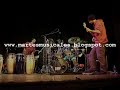 la banda de latin tocando el tema 