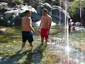 Cogiendo piedras redondas en las gargantas del infierno