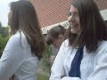Táncoló gyermekek az iskola udvarán Táncoló gyermekek az iskola udvarán