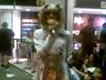 Xuxa na fila pra comprar ingresso pro show da Madonna no Rio