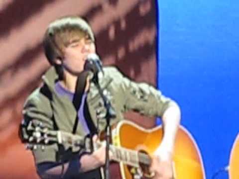 Justin Bieber Performances At Nickelodeon Upfront Presentation!