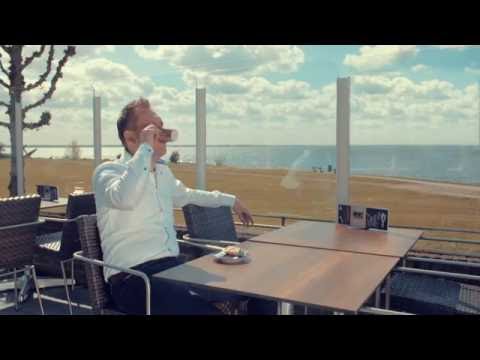 Man krijgt bouwhelm op zijn hoofd - bouwhumor - studentenhumor
