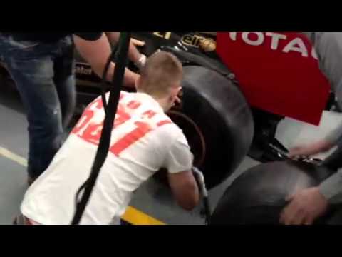 Lotus Renault GP wheel change
