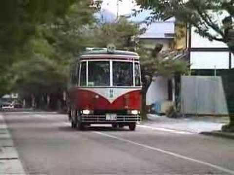 谷汲の参道を走る丸窓電車．．の形をしたバス
