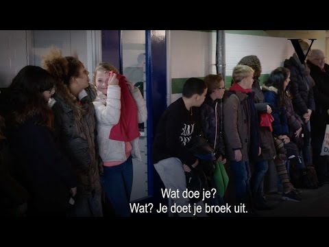 Douchen bij je voetbalvrienden: zonder gêne naakt of toch met onderbroek?