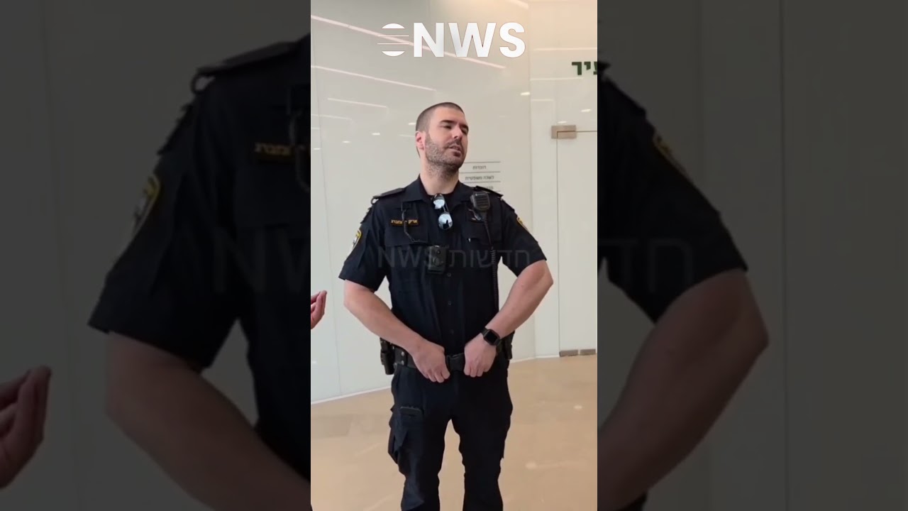 שוטרים ופקחים בבניין העירייה קריית מוצקין בכדי להוציא חברי מועצה מהאופוזיציה