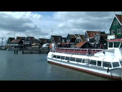 Pays bas - ( merci de noter cette vidéo ) , Volendam, un ancien village de pêche au bord du lac IJsselmeer, propose costumes, événements sportifs, musique et poissons é...