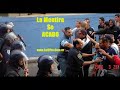 Imagenes correspondientes a Paso a Paso (TyC Sports). Antes de que aparezcan los equipos, la hinchada boquense de la segunda bandeja sur de La Bombonera roba la bandera de los simpatizantes de River en el torneo Clausura 2006 (1 a 1).