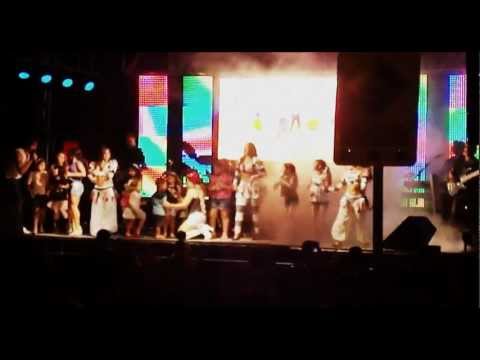 ulopesENCORR - Banda Fattus na Praça Barão de Araras 24 março 2013 - show de aniversário da cidade --------- Tindolelê Xuxa Todo mundo tá feliz? Tá feliz! Todo mundo quer d...