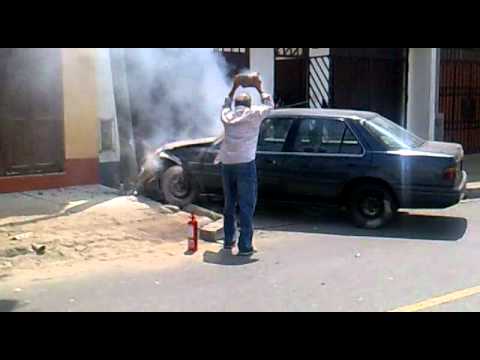 Durante esta mañana: un chofer chocó y su auto se incendió en Surco