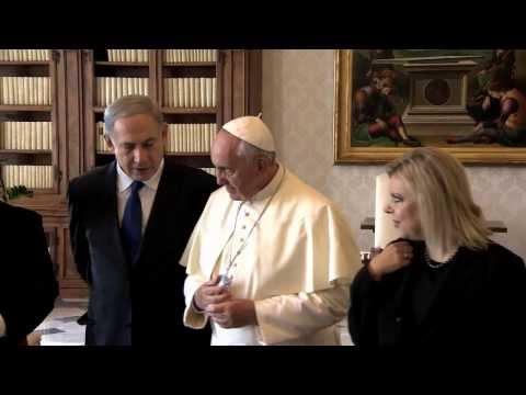 Netanyahu - Prime Minister Benjamin Netanyahu Meets Pope Francis at the Vatican. ראש הממשלה בנימין נתניהו נפגש עם האפיפיור פרנציסקוס בותיקן. וידאו: איתי בית-און, לע