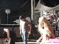 Any se posicionando no palco :D