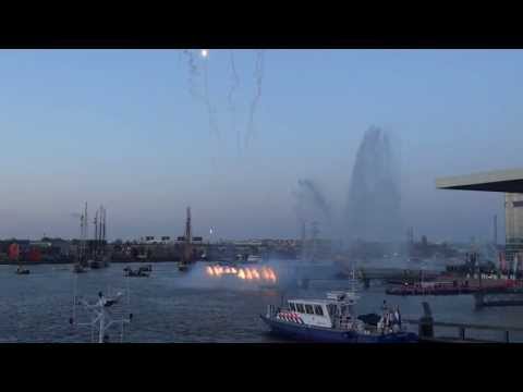 muziekgebouw - Spectaculaire aankomst met straaljagers en blusboten van Koning Alexander en Koningin Maxima bij het Muziekgeboow aan het IJ.