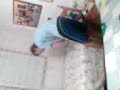 tito haciendo al cama