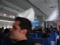 Guerra de almohadas en avion Guerra de almohadas en avion