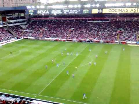Aficionados del Sporting de Gijon en el Molin&oacute;n