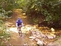 Cruzando un riachuelo en BTT Cruzando un riachuelo en BTT