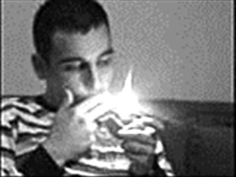 ajzea - http://www.facebook.com/ajzi.fans Moja prva pesma zvala se sreca nisam je snimio i sad je više neznam ja sam kapetan i imam jedan metak cuvam ga za sebe jer ...