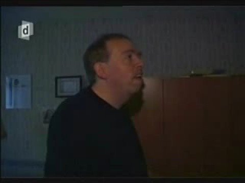 Ole - Ole Wedel Nielsen skal snart hente Tuk i lufthavnen. Han viser stolt sin bolig frem. De kommer ind på forskellige pikante emner som transportmidler og det de...