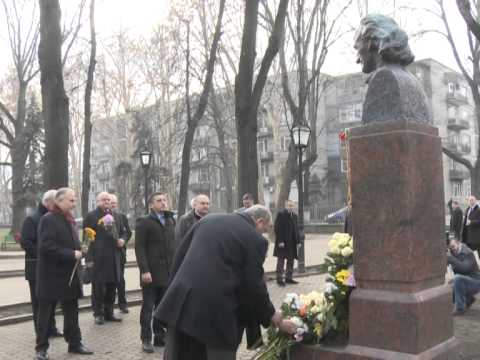 Președintele Republicii Moldova, Nicolae Timofti, a depus flori la bustul poetului Grigore Vieru de pe Aleea Clasicilor