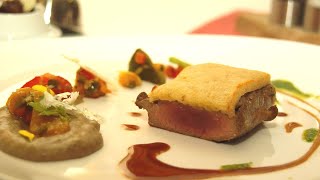 Geschmortes und gebratens vom Lamm mit Paprika, Oliven und Ziegenkäse