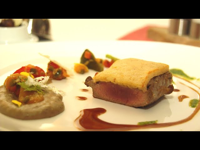 Geschmortes und gebratens vom Lamm mit Paprika, Oliven und Ziegenkäse