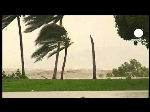 YouTube Video - Il ciclone Yasi colpisce il Nord-Est dell'Australia 
