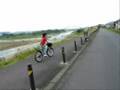 新しい自転車で多摩川を走るソラ君