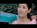 by s.h.e. enjoy! lyrics: feng zou zai wo men qian mian
shuai qun bai hua zhe yuan quan
hua mei de xing gao cai lie
na xiang wei you dian yin xian

ni zai wo pang bian de pang bian
dan yng zi que jian peng jian
tou kan yi yan
ni de chun bian shi bu shi ye you xiao yi ming xian

ming ming shi zuo tian de shi qing
zen me jin tian wo hai zai jing li
yi ding dian hui yi dou neng jing tian you dong di

xiang wen ge yu chun wen ti wo men zai zhe yang xia qu
ni cai hui zou dao na li

dan qing ni bu yao tai huai jie kai hai chen mo de qing hua
xian rang wo duo zhao ji yi xia
zai zhong yu deng dao jie da
tai rong yi de ai gu shi jiu bu nai ren hui wei
xiang zhe xiang chu dian jiu gou wo huai le rong hua

wo men jiu nai xin pei yang meng ya bu yao ji zhe kai hua
fan zheng you chang chang de ri ji
deng wo men qu tian man ta
zai bei quan shi jie fa xian yi qian
xian yu kuai zhuang sha
jiu zhe yang chu dian yi zhi tian mi chu dian
zhi dao bao zha

xiang yi nian si ge ji jie dou bei ni bian cheng xia tian
wo cai hui zai ni mian qian zong shi bei shai hong le lian 
xiang yi bai wan ge qiu qian zai wo xin li mian pan bian
bei ni zhi jian peng dao zhi jian
wo shun jian jiu bei dang dao tian bian

ming ming shi zuo tian de shi qing
zen me jin tian wo hai zai jing li
yi ding dian hui yi dou neng jing tian you dong di

xiang wen ge yu chun wen ti wo men zai zhe yang xia qu
ni cai hui zou dao na li

dan qing ni bu yao tai huai jie kai hai chen mo de qing hua
xian rang wo duo zhao ji yi xia
zai zhong yu deng dao jie da
tai rong yi de ai gu shi jiu bu nai ren hui wei
xiang zhe xiang chu dian jiu gou wo huai le rong hua

wo men jiu nai xin pei yang meng ya bu yao ji zhe kai hua
fan zheng you chang chang de ri ji
deng wo men qu tian man ta
zai bei quan shi jie fa xian yi qian
xian yu kuai zhuang sha
jiu zhe yang chu dian yi zhi tian mi chu dian
zhi dao bao zha