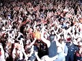 mam�, vocalista do batom na cueca desce do trio, vai cantar no meio da avenida e � carregado pela galera que pula ao som do carnaval
