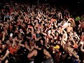 mam�, vocalista do batom na cueca desce do trio, vai cantar no meio da avenida e � carregado pela galera que pula ao som do carnaval