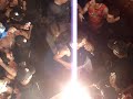 mam�, vocalista do batom na cueca desce do trio, vai cantar no meio da avenida e � carregado pela galera que pula ao som do carnaval