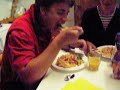 16 maggio, 2007 - Carl che Mangia la Pasta Mentre Beve Succo Tropicale, Veramente