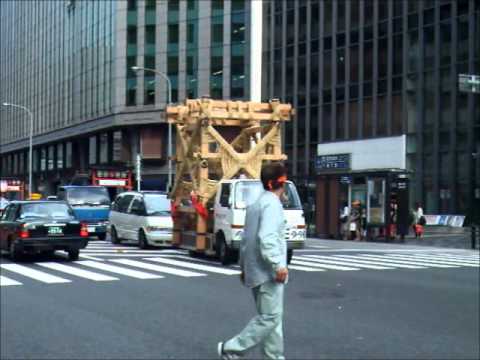 菊水鉾が車に乗せられて登場 2011年 祇園祭