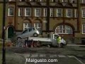 mulher  estacionando um carro