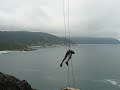Dinha descendo de aranha no rapel