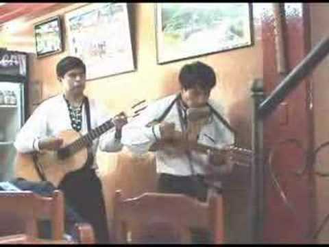 Peruvians playing "Flight Of The ...