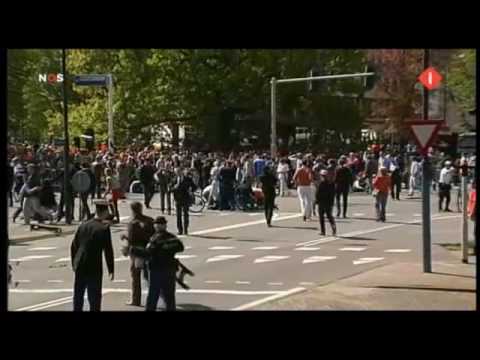 Un coche arrolla al público que esperaba a Familia Real holandesa en desfile