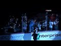 Regala su stick de hockey y se lia parda