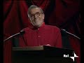 Gassman legge l'etichetta di un capo delicato