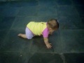 Lara 9 meses.engatinhando