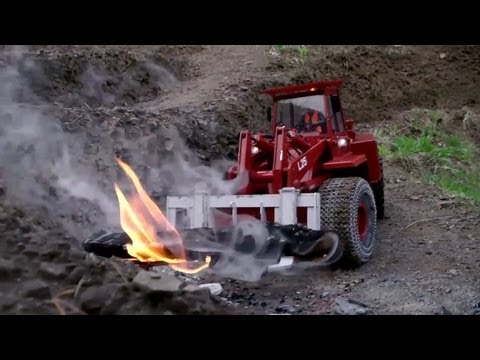 Radlader Arbeitsplatz - Reifenschutzkette kaufen bei http://tobias-braeker.de Buy tyre protection chain at http://tobias-braeker.com Der RC Radlader O&K L25 muss die glühenden Kohle...