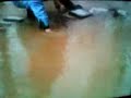 Chino en bicicleta se cae en pozo enorme Video