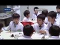小学生が電球作りに挑戦