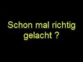Affe fällt von seinem eigenen Duft um Affe fällt von seinem eigenen Duft um
