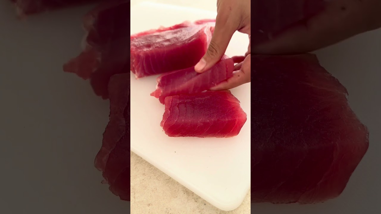 ⁨ דניאל אמון במנה מושלמת של גבינת סטראטאצ’לה עם טונה ופיסטוקים מוגשת עם טוויל מוצרלה של משק יעקבס