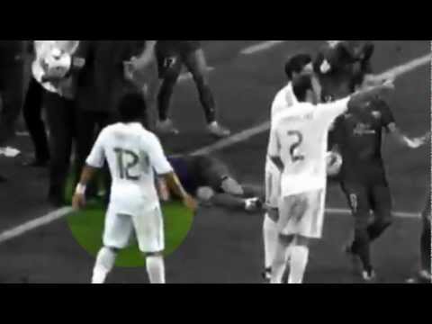 Youtube - Video: Supercopa 2011. R.Madrid - F.C. Barcelona.  Mourinho pisa la cabeza de Cesc?
