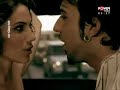 A music video by Turkish Megastar Tarkan !!!Ağlamadan ayrılık olmaz Hatıralar uslu durmaz Kalanlar gideni gönlünde taşır Aşk sevene yük olmaz Biz böyle bilir böyle yaşarız Ooo o da biliyor Ooo o da seviyor Ooo Bile bile kafa tutuyor aşka gözü kara O yine bildiğini okuyor... Çiçek gibi tazecik, Kıymetli bi tanecik, Ana sütü gibi tertemiz... Dudu dudu dilleri, Lıkır lıkır içmeli, Gözleri derya deniz... Bu gönül ona torpil geçiyor Etrafında fır dönüyor El bebek gül bebektir o... Ne yapsa inadına hoş görüyor Kara kara düşündürüyor Ooo onun da içi gidiyor Ooo o da tasalanıyor Ooo Bile bile kafa tutuyor aşka gözü kara O yine bildiğini okuyor Sen güldüğüme bakma, Gör de duy da inanma, Tuz buz oldu bu kalp ah on bin parça Aldığın her nefeste Attığın her adımda burda olsa Cancağızım yanımda olsa... Ata ata dertleri hep içime attım İnsan gibi yaşamak benim de hakkım İçimdeki zemberek kırıldı artık Tamiri mümkün değilse işte o gün yandık Her gün yağmur yağabilir, İnsan hata yapabilir, Birbirimize tutunursak, Belki güneş doğabilir...